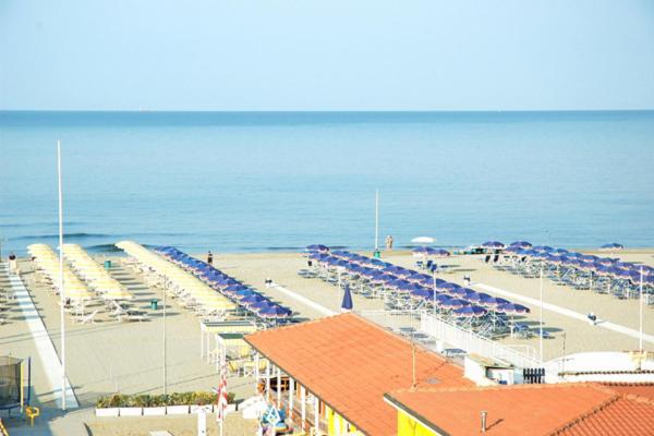 Hotel Regina Лидо Ди Камайоре Екстериор снимка