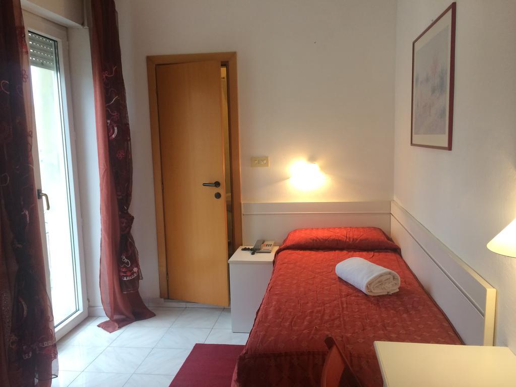 Hotel Regina Лидо Ди Камайоре Екстериор снимка