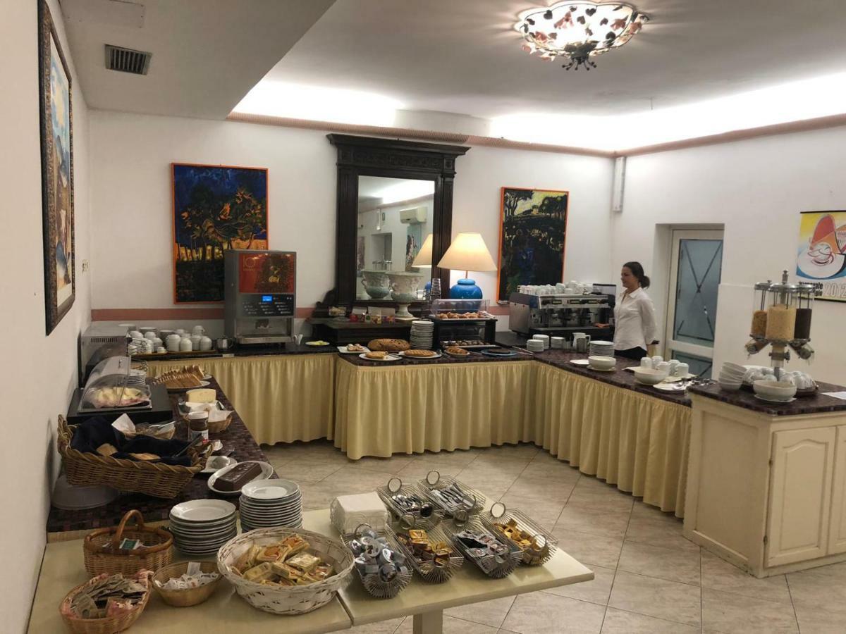 Hotel Regina Лидо Ди Камайоре Екстериор снимка